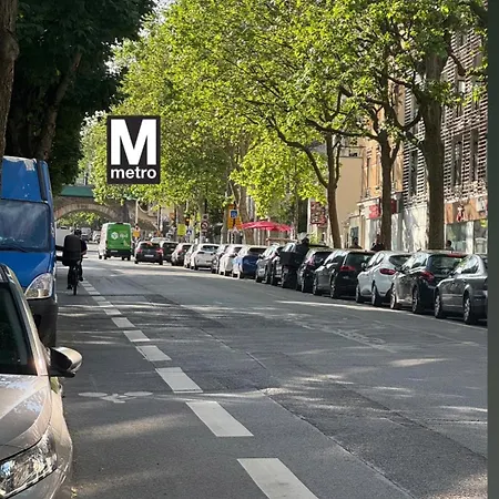 Charming Comfortable Near The Metro In Great Location Appartamento